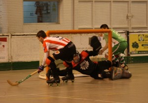 Ros intenta superar el porter visitant  (Foto:  Núria Vila)