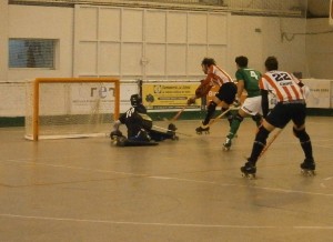 Marc Vila rematant a porteria  (Foto: Núria Vila)